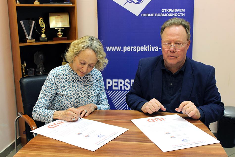 Денис Роза и Томас Бадэ подписывают меморандум о сотрудничестве. Денис Роза и Томас Бадэ подписывают меморандум о сотрудничестве.