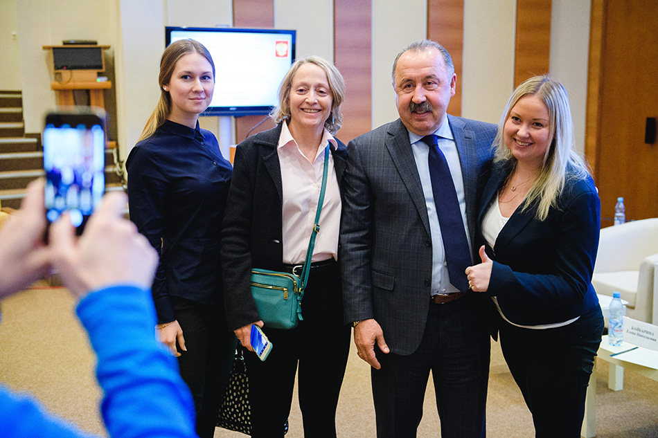 Денис Роза выступила на парламентских слушаниях в Госдуме Денис Роза выступила на парламентских слушаниях в Госдуме