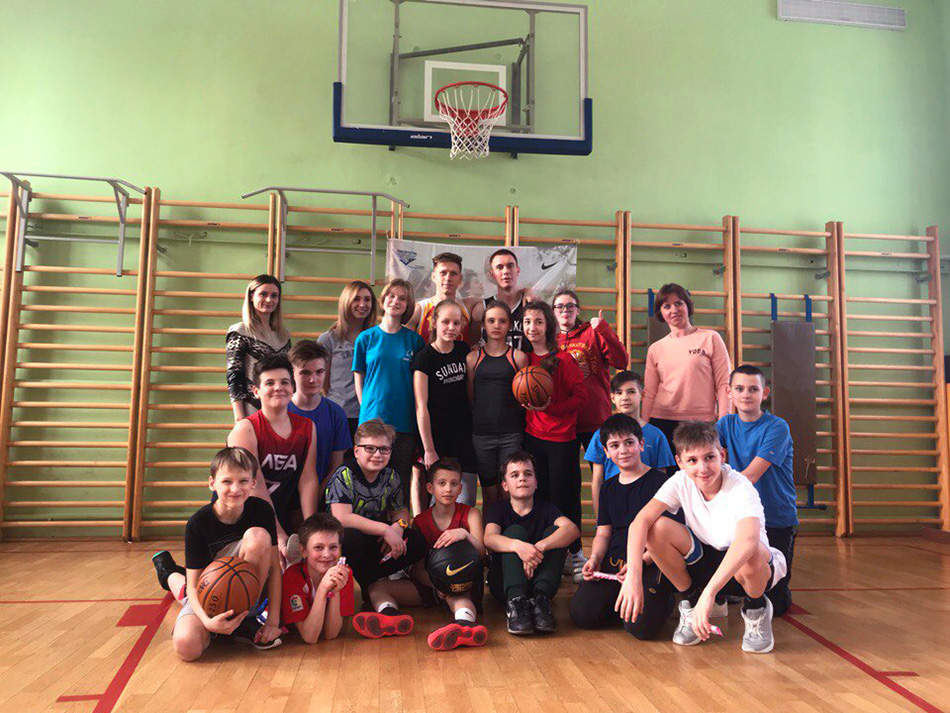 Школьники с инвалидностью и без научились играть в баскетбол
