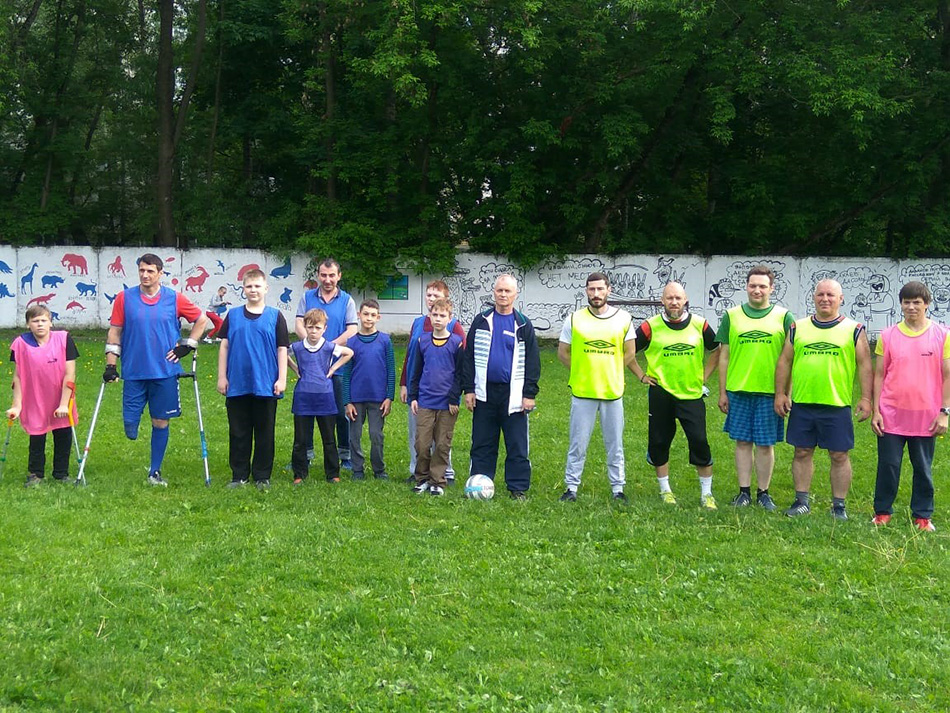 В школе-интернате №31 прошел футбольный матч между детьми и взрослыми В школе-интернате №31 прошел футбольный матч между детьми и взрослыми