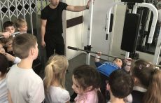 Мастер-класс по пауэрлифтингу и футболу среди незрячих прошел в московской школе № 709