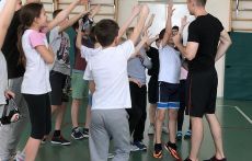 Мастер-класс по пауэрлифтингу и футболу среди незрячих прошел в московской школе № 709