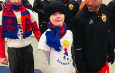 Игроков ЦСКА и «Урала» на поле сопровождали школьники с инвалидностью 