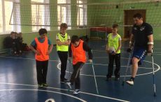 Школьники научились играть в футбол на канадках