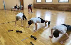 Фехтование, пауэрлифтинг и бочча: в московской школе прошёл фестиваль параспорта