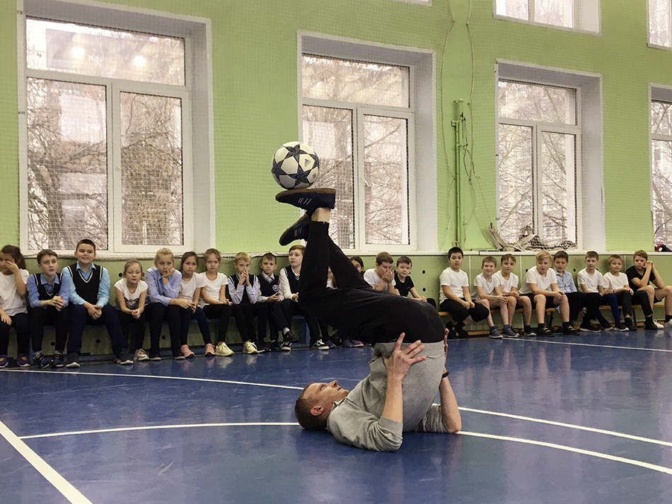 Виртуозные трюки и ловкость: как прошел урок по футбольному фристайлу