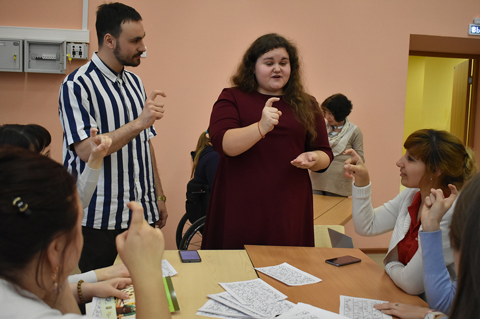 «100 вопросов профессионалу»: отвечает переводчик жестового языка