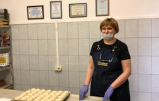 Учились различать муку и декорировать булочки: как прошла экскурсия в пекарню 