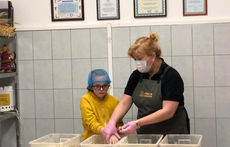 Учились различать муку и декорировать булочки: как прошла экскурсия в пекарню 