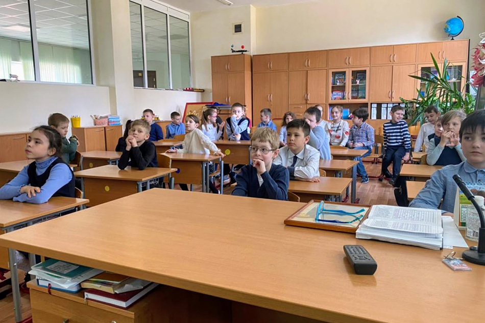 «Камень с ручкой?»: в школе № 1528 узнали об отличиях керлинга на колясках